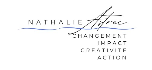 J'aide les personnes traversant une crise personnelle impactant bien-être et organisation dans leur vie quotidienne à traverser et intégrer le changement logo Nathalie Astruc Changement Impact Créativité Action